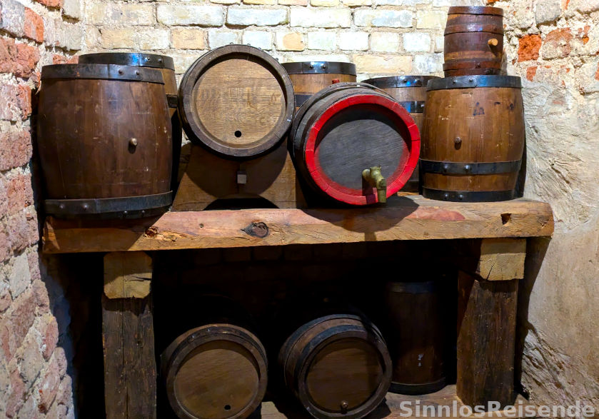 Fässer im Keller