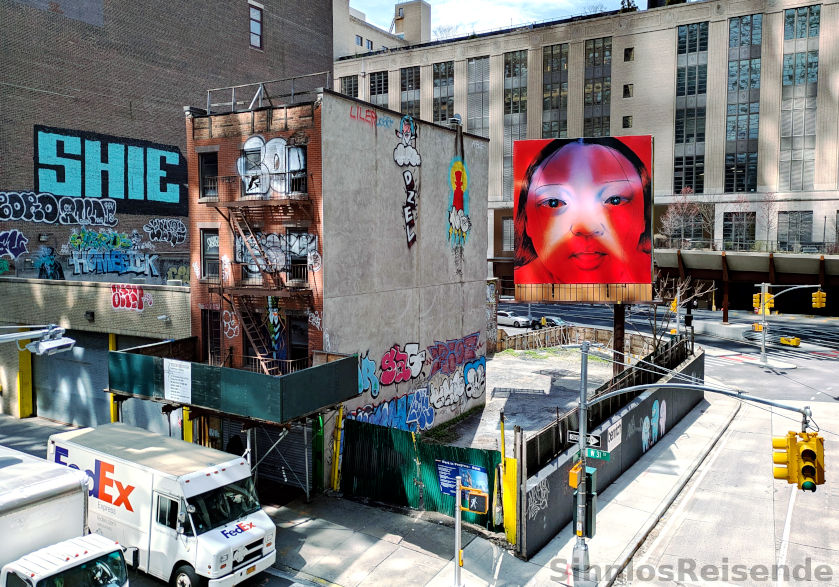 Kleines Haus vor Wolkenkratzern