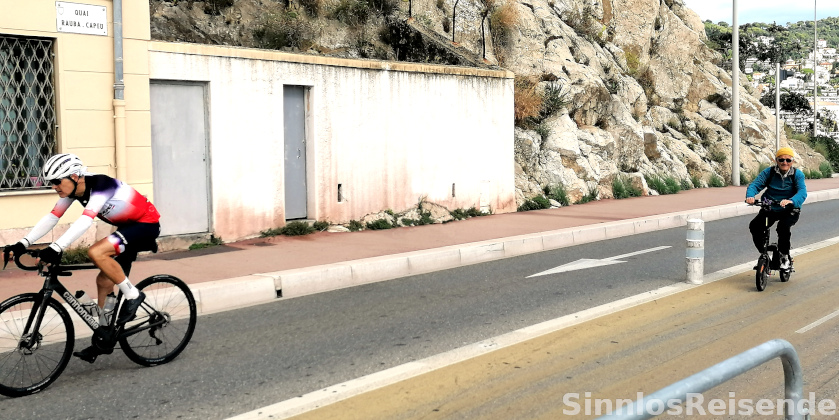 Radrennfahrer und Rentner auf Klapprad