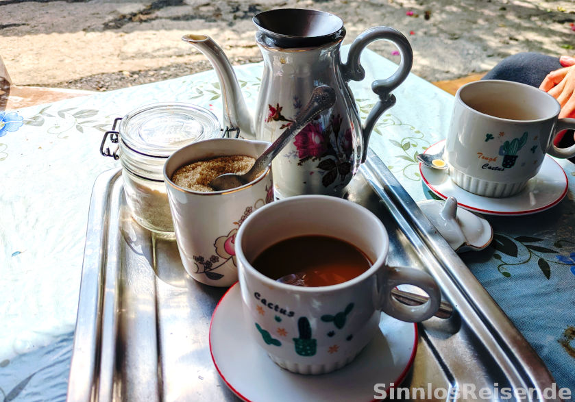 Kaffeegedeck in den Bergen