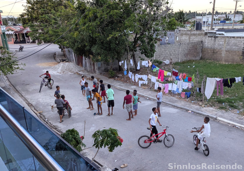 Kinder spielen auf der Straße