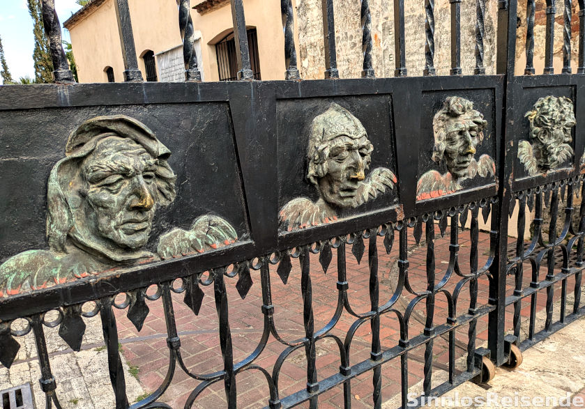 Gesichter an Kathedrale