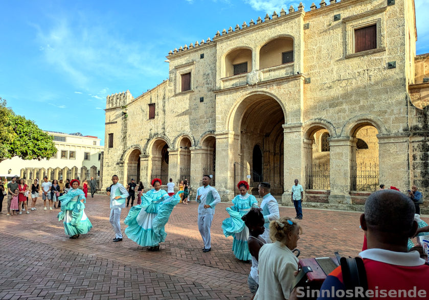 Tanzgruppe vor Kathedrale