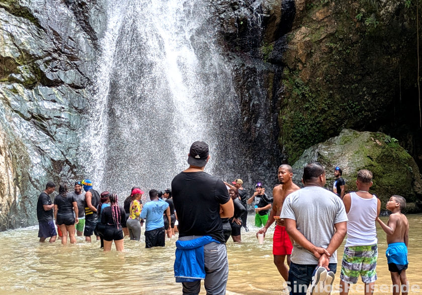 Menschen am Salto Baiguate