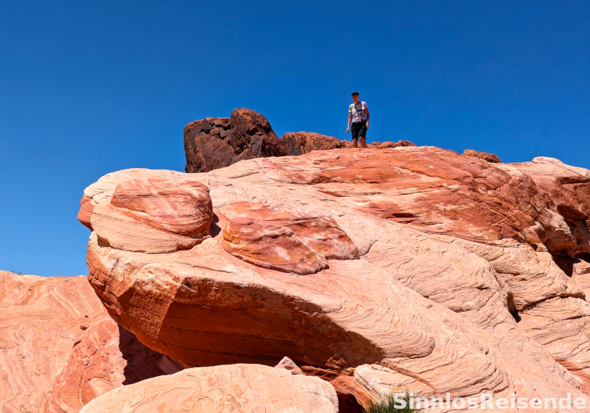 SinnlosReisende am Abgrund eines Felsen