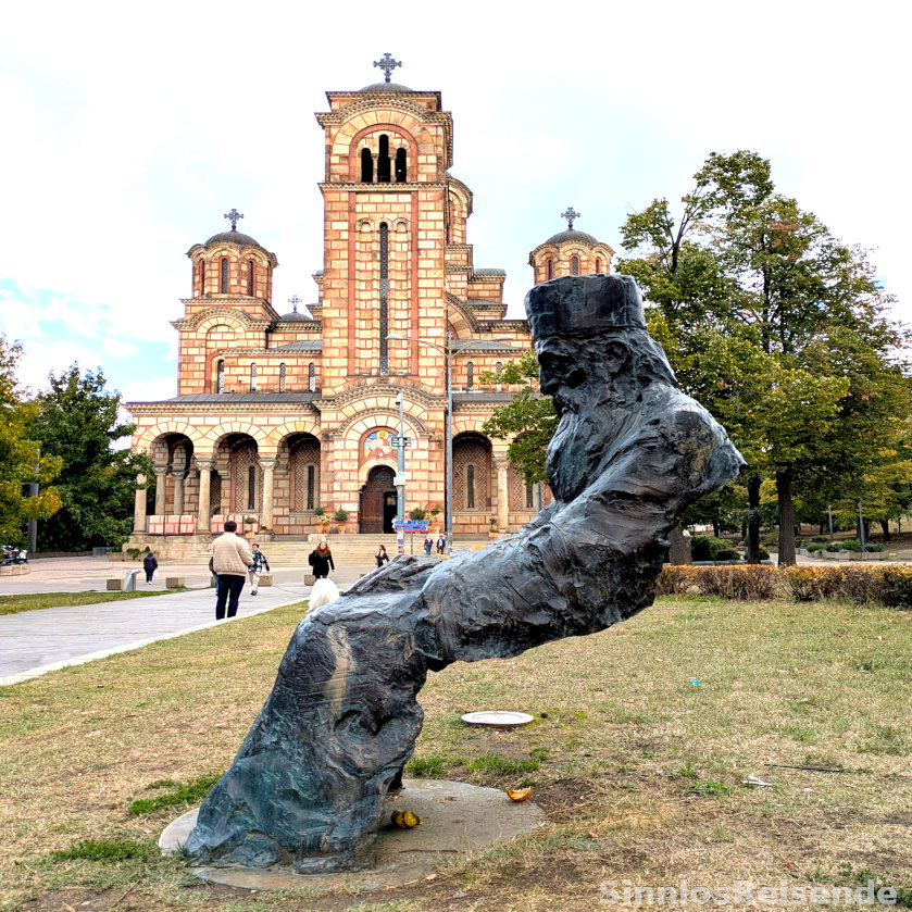 Schwebender Priester vor Markuskirche in Belgrad