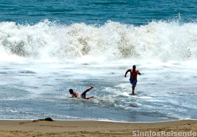 Wellenreiter stürzen in Welle