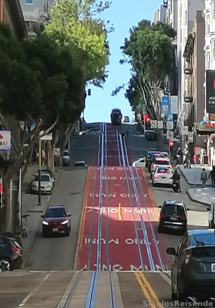 Cable car auf steiler Straße in San Francisco