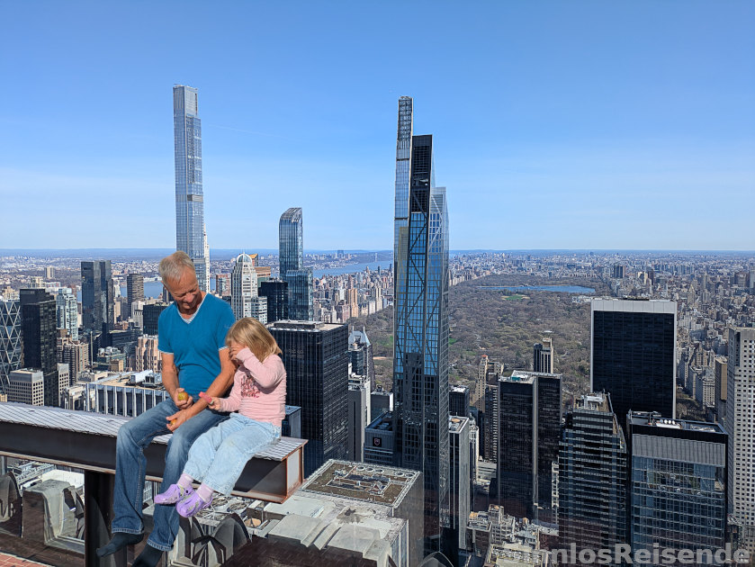 SiinlosReisender und Enkelin essen im 80. Stock