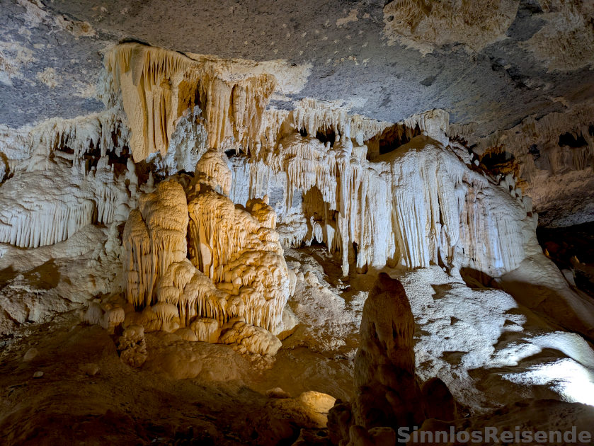 Tropfsteine in Al-Hoota Cave