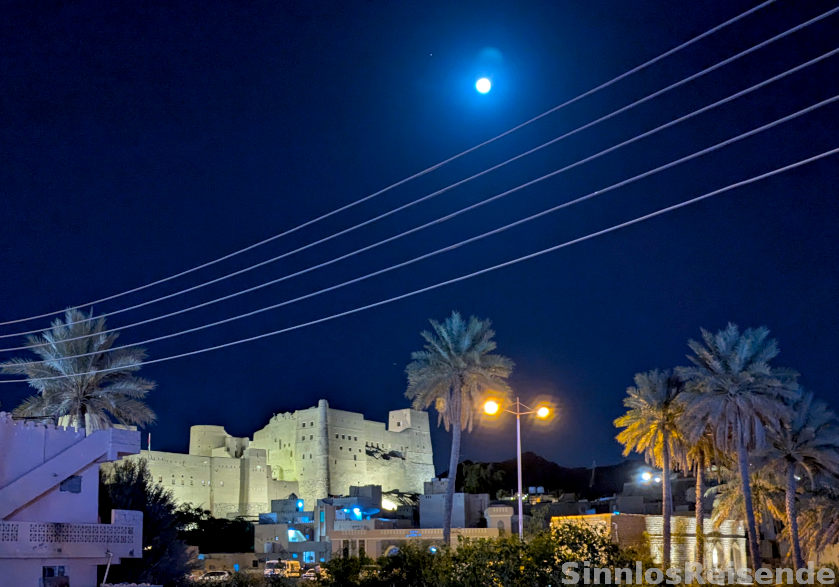 Festung von Bahla bei Vollmond