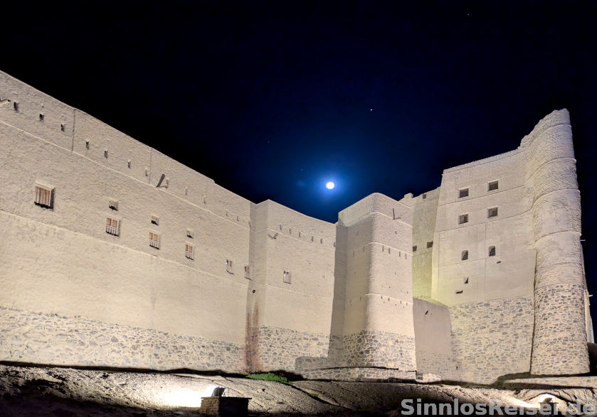 Festung von Bahla bei Vollmond