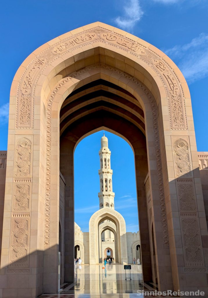 Minarett und Torbogen in der Sultan Quabus Moschee