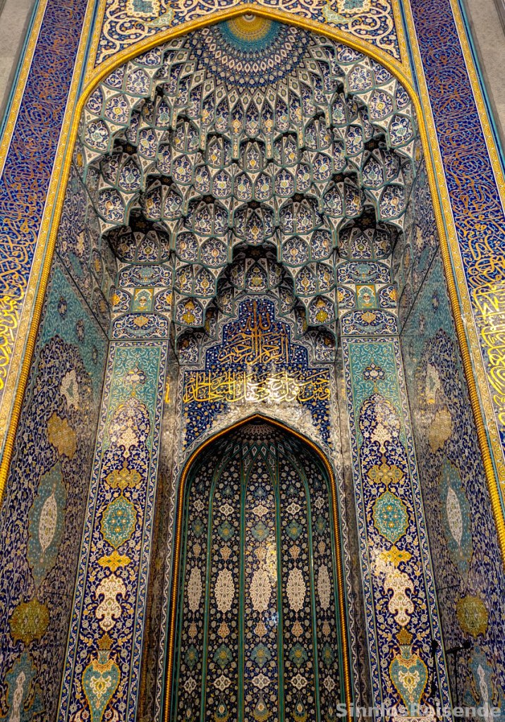 Kunstvoll verzierte Nische in der Sultan Quabus Moschee