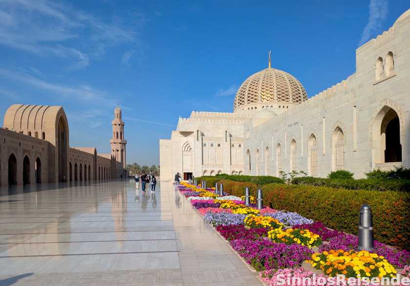 Sultan Quabus Moschee mit Blumen