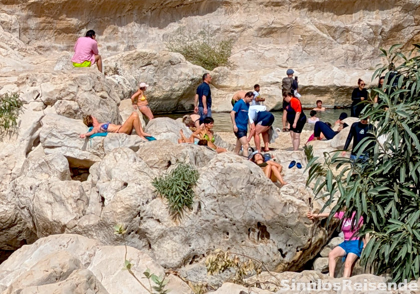 Badende im Wadi Bani Khalid