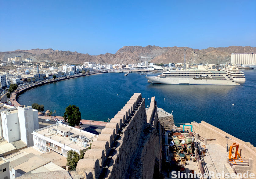 Blick vom Muthra Fort auf die Yacht des Sultans