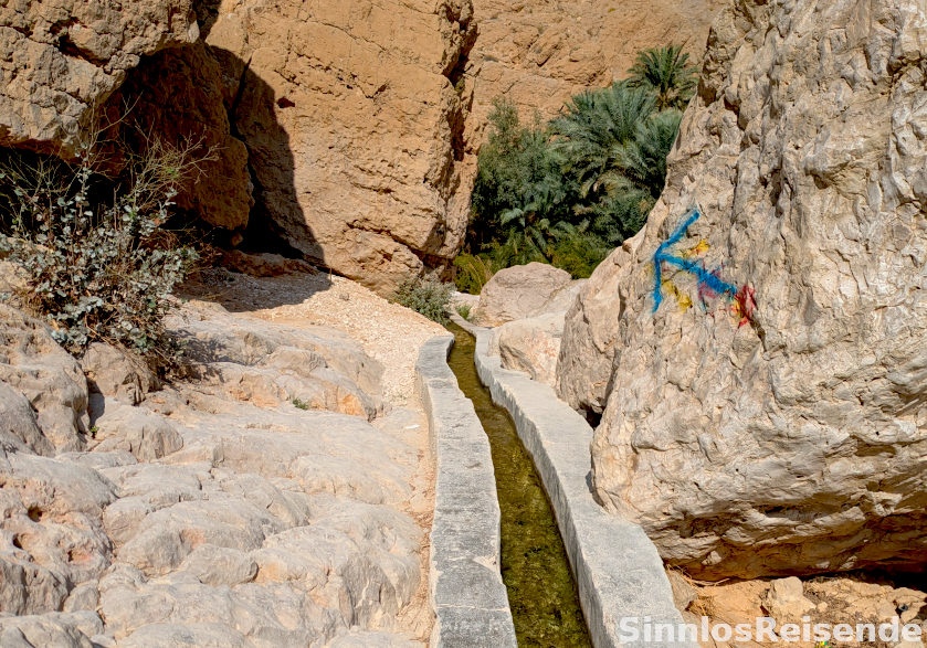 Pfeil auf dem Weg ins Wadi Shab