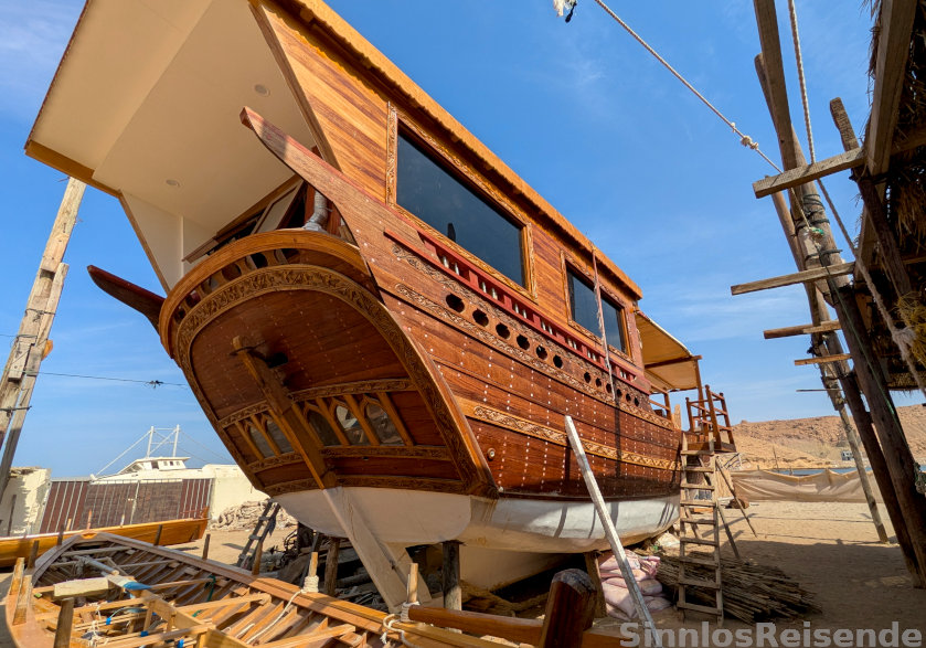 Fast fertiges Holzschiff in einer Werft