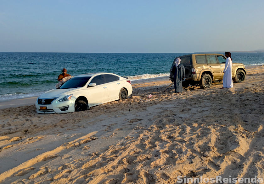 Auto am Strand stecken geblieben