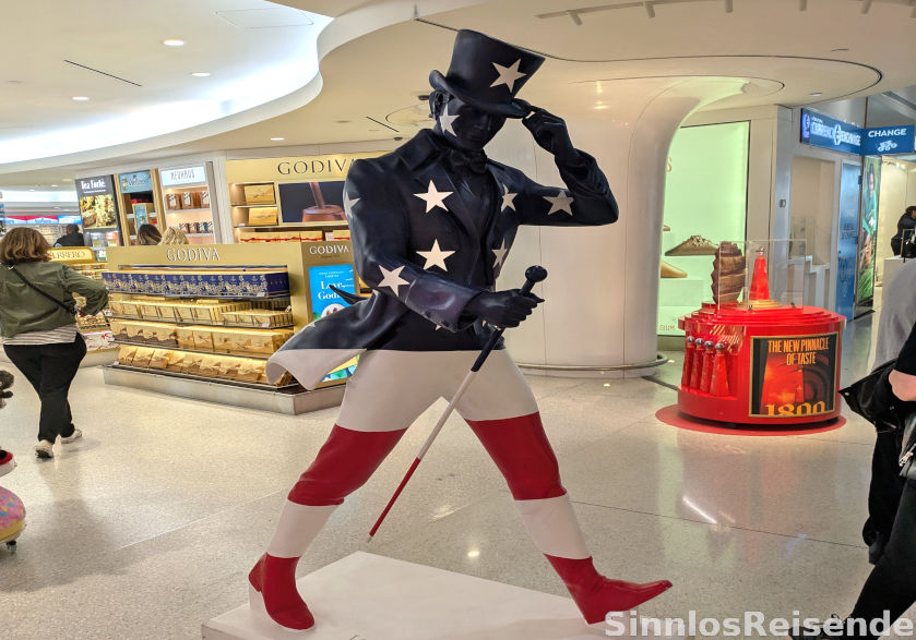 Mann mit Amerikaflagge geht