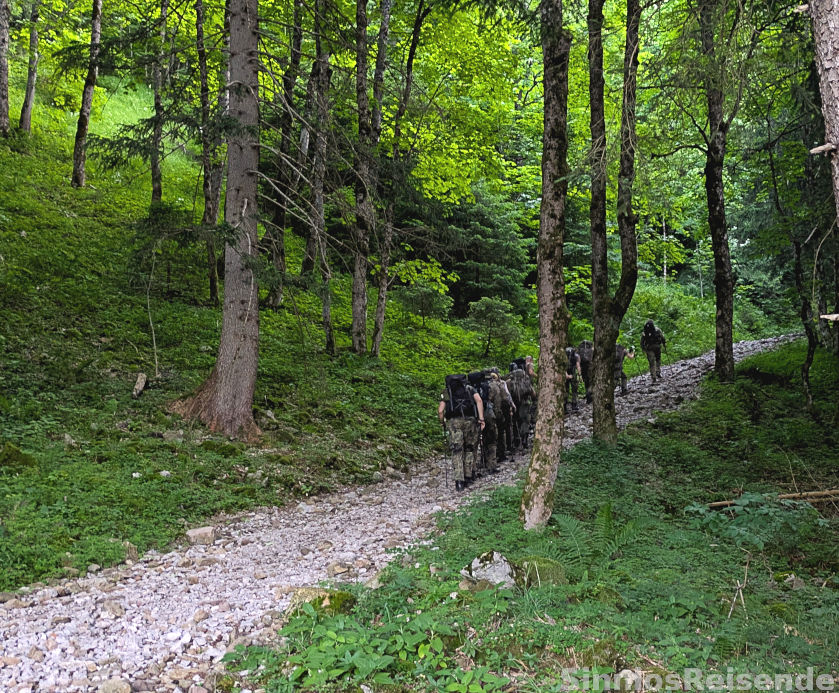 Kompanie marschiert am Berg