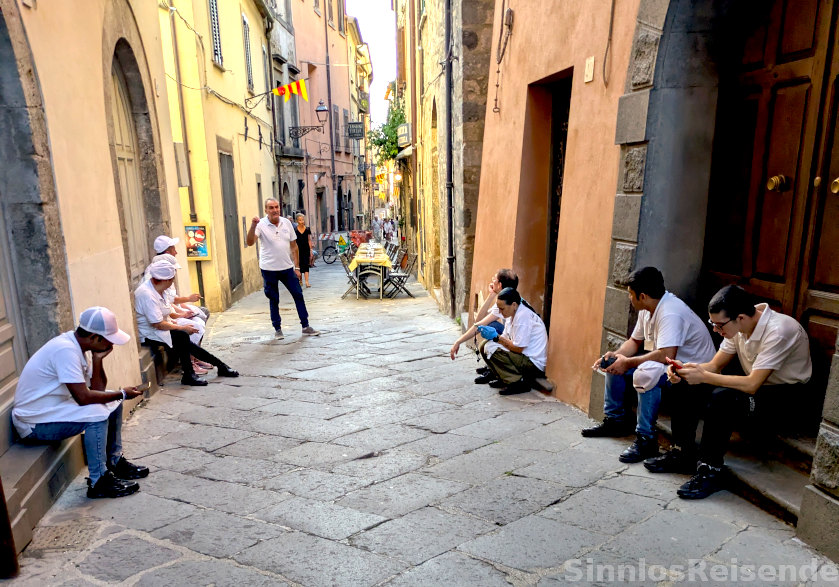 Restaurantpersonal sitzt in der Gasse
