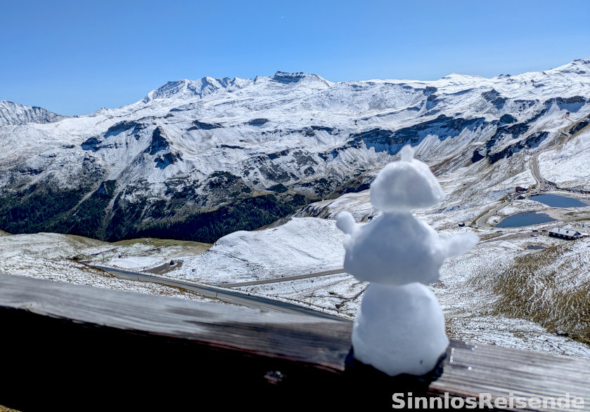 Schneemann vor Bergkulisse