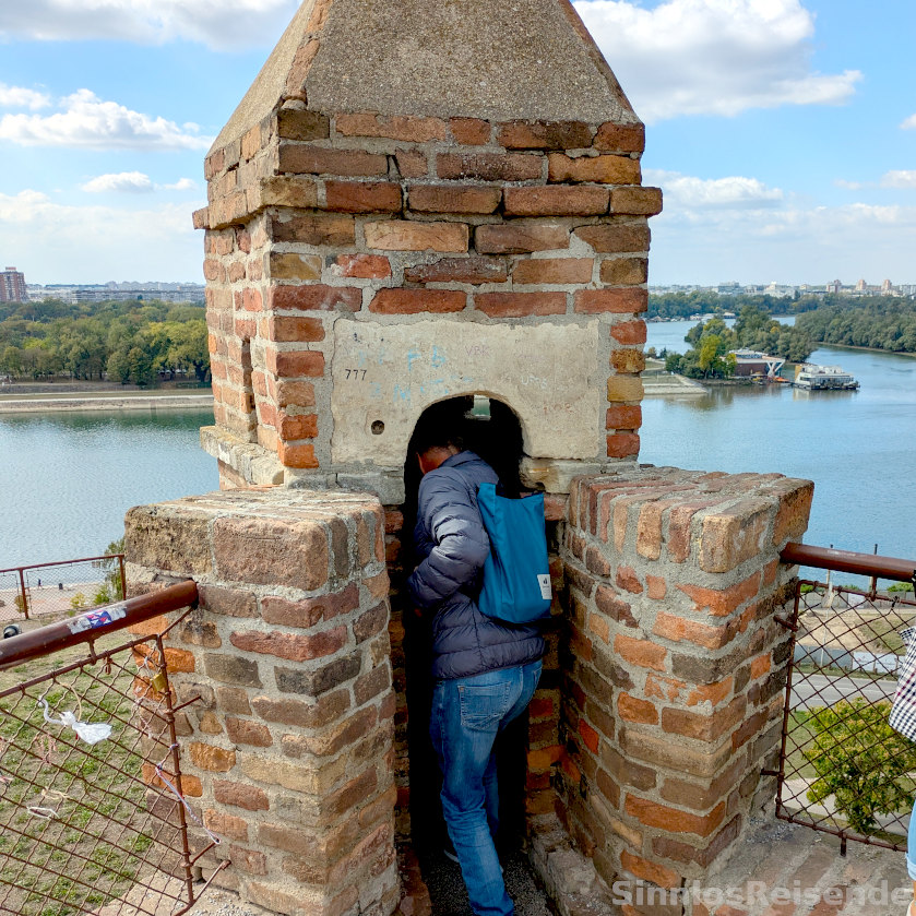 Mann geht in Burg Kalemegdan in Wachturm