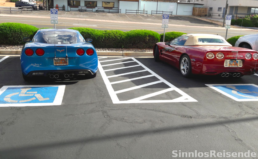 Corvette und Maserati  auf Behindertenparkplatz