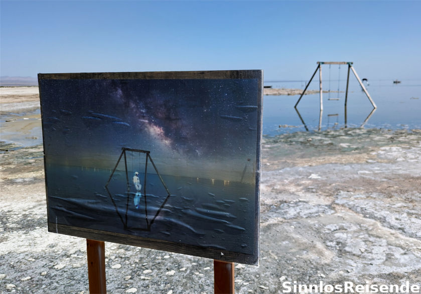 Schaukel im Salton Sea und Gemälde mit dieser Schaukel