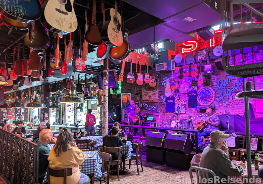 Bluesmusiker in einer Bar