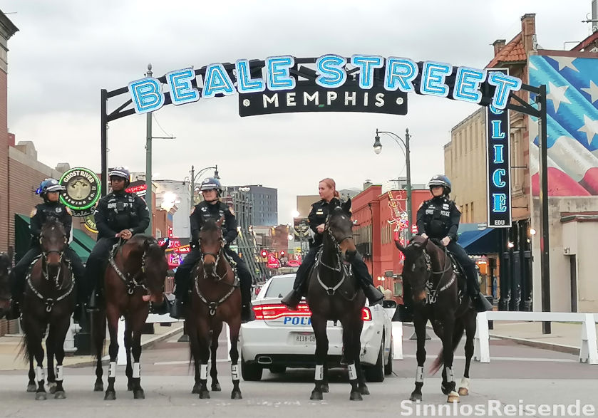 Beale Street in Memphis mit berittenen Polizisten