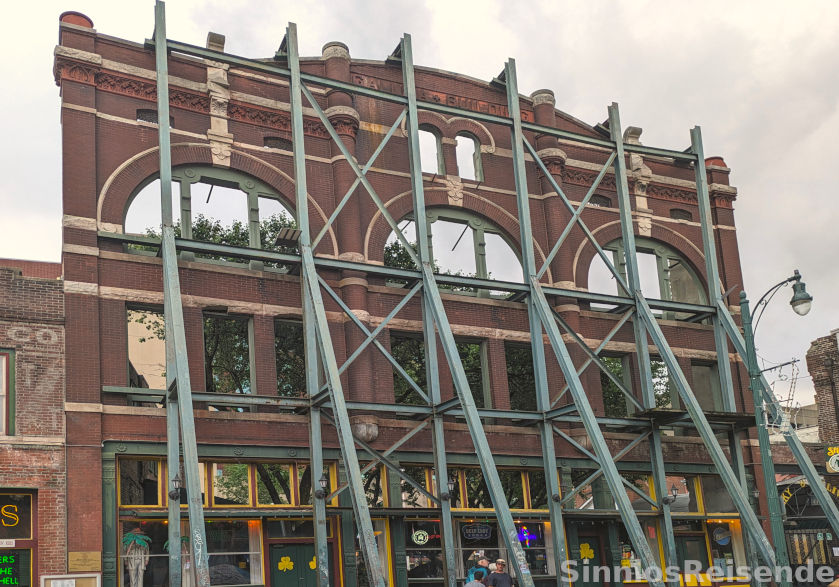Abgestützte leere Fassade in Beale Street Memphis