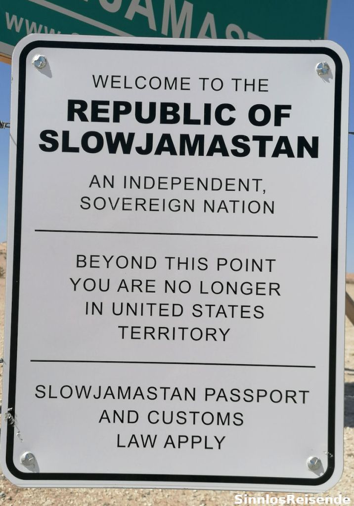 Schild an der Grenze zur Republic of Slowjamastan