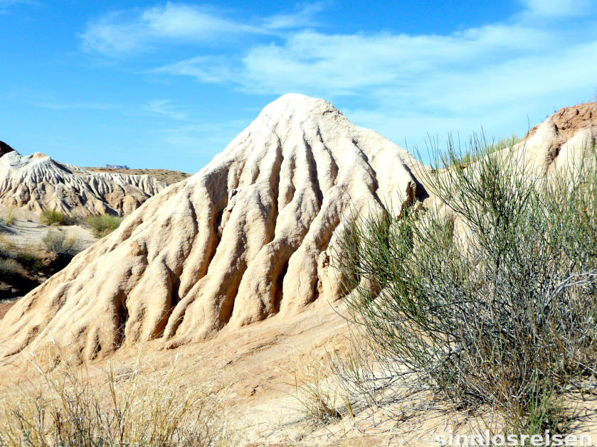 Sandhaufen mit Erosionsspuren