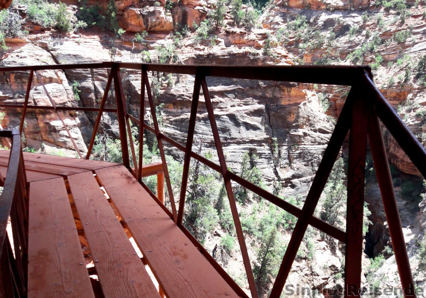 Holzsteg über den Abgrund im Zion nP